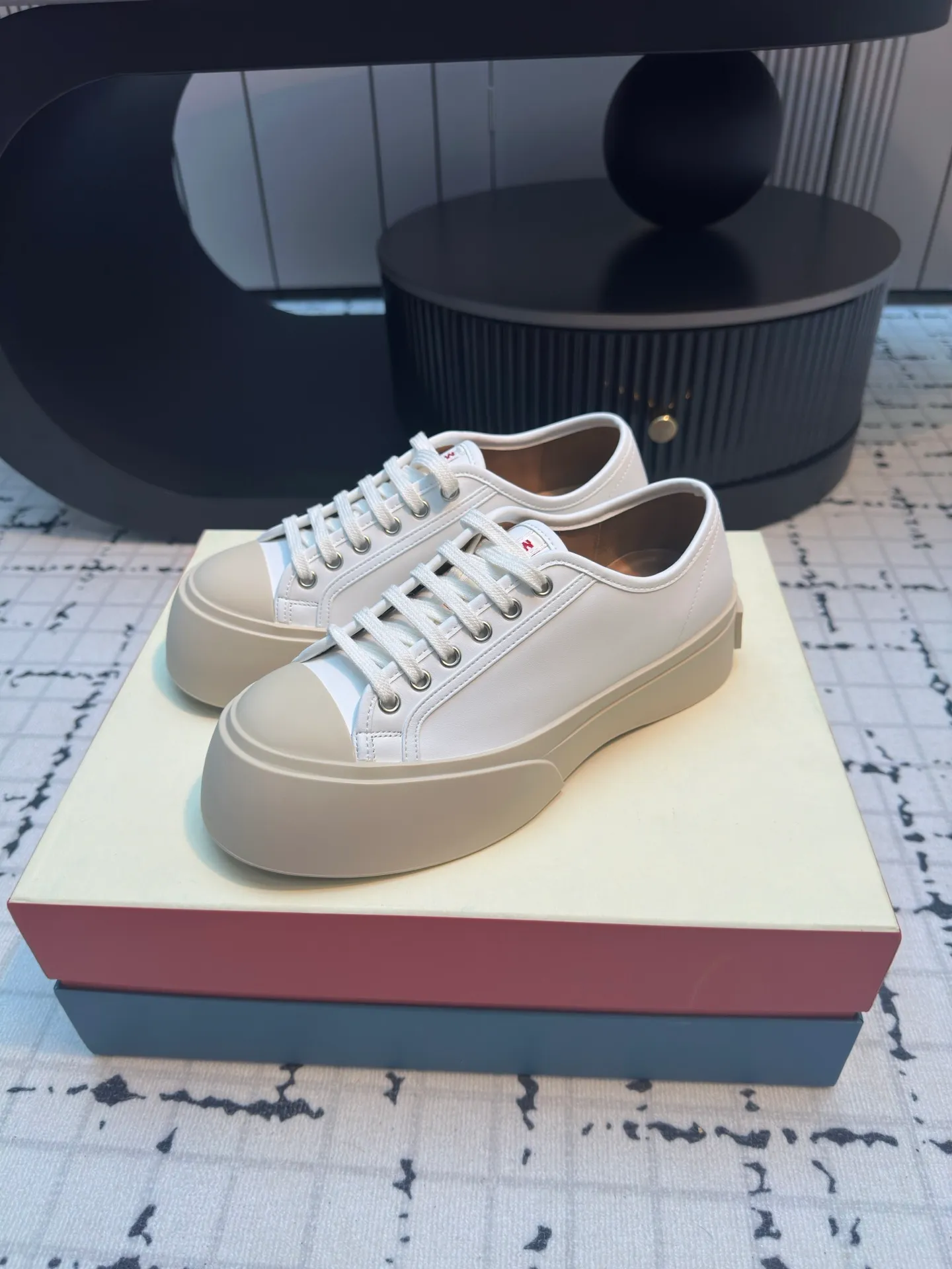 👟👟Ex-factory price 480👟👟 Large lace-up shoes, the cutest baby shoes in history. This year’s new colors are really beautiful, very fresh, and not bulky at all! A brand from an independent Italian designer, it has now become a famous brand in the international fashion industry. Since its establishment in 1994, the brand has expanded from women's clothing to men's clothing, bags, jewelry and glasses, and its product content is extremely rich! Marni's designs are not only bold in color and innovative in tailoring, but also very proud of its pure Italian origins. Not only are all its finished products produced in Italy, but they are also not authorized to operate, and the brands are all controlled by family members.  Upper: imported calfskin, lining/feet: cowhide laminated to high-density elastic latex, sole: rubber outsole, 4cm thick sole to lengthen legs, code number: 35/40 (40 is custom-made, non-refundable, non-exchangeable)